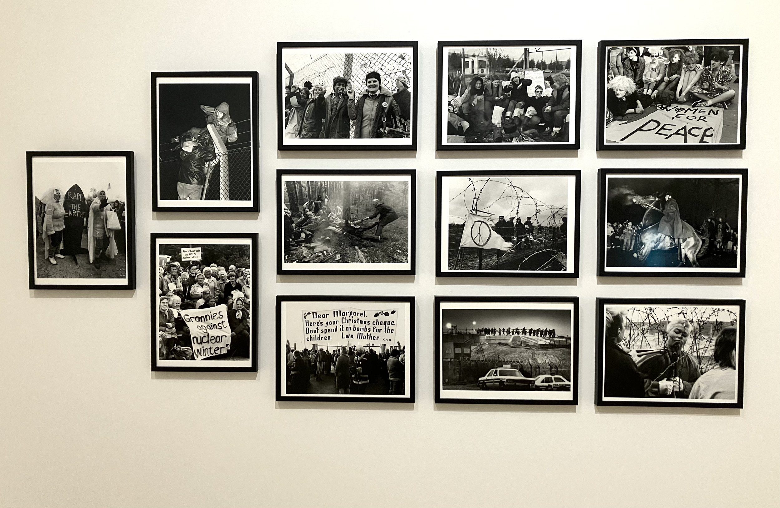 استفاده از عکس ها و ویدئو ها در مراسم ترحیم: چگونه یاد عزیزان را گرامی بداریم؟ استفاده از عکسها و ویدئوها در مراسم ترحیم