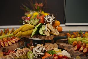 نحوه پذیرایی در مراسم ترحیم: منوهای پیشنهادی و نکات مهم پذیرایی در مراسم ترحیم