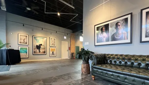 استفاده از عکس ها و ویدئو ها در مراسم ترحیم: چگونه یاد عزیزان را گرامی بداریم؟ استفاده از عکس ها و ویدئوها در مراسم ترحیم