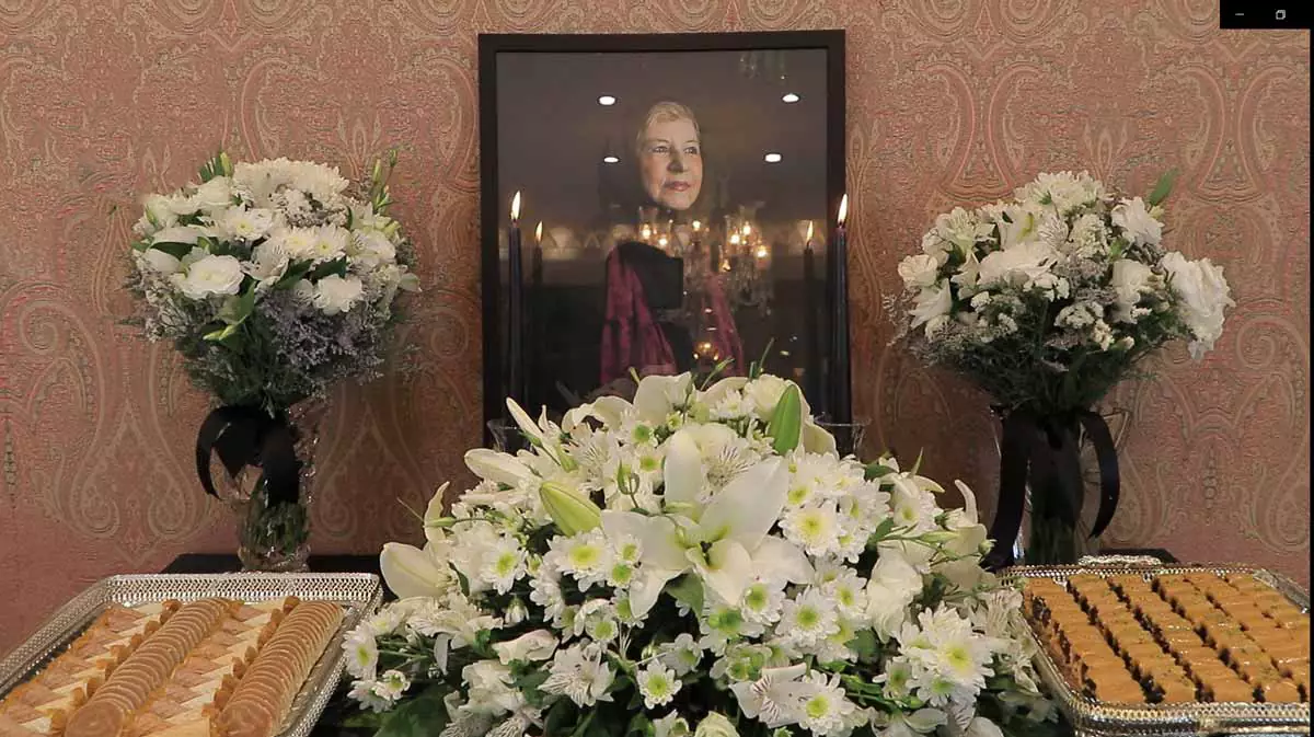 نکات مهم تزیین میز ختم: چگونه یک میز ترحیم زیبا و معنادار بچینیم؟ نکات مهم تزیین میز ختم: چگونه یک میز ترحیم زیبا و معنادار بچینیم؟