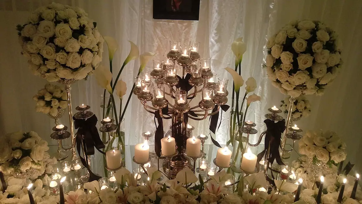 نکات مهم تزیین میز ختم: چگونه یک میز ترحیم زیبا و معنادار بچینیم؟ چیدمان میز ختم